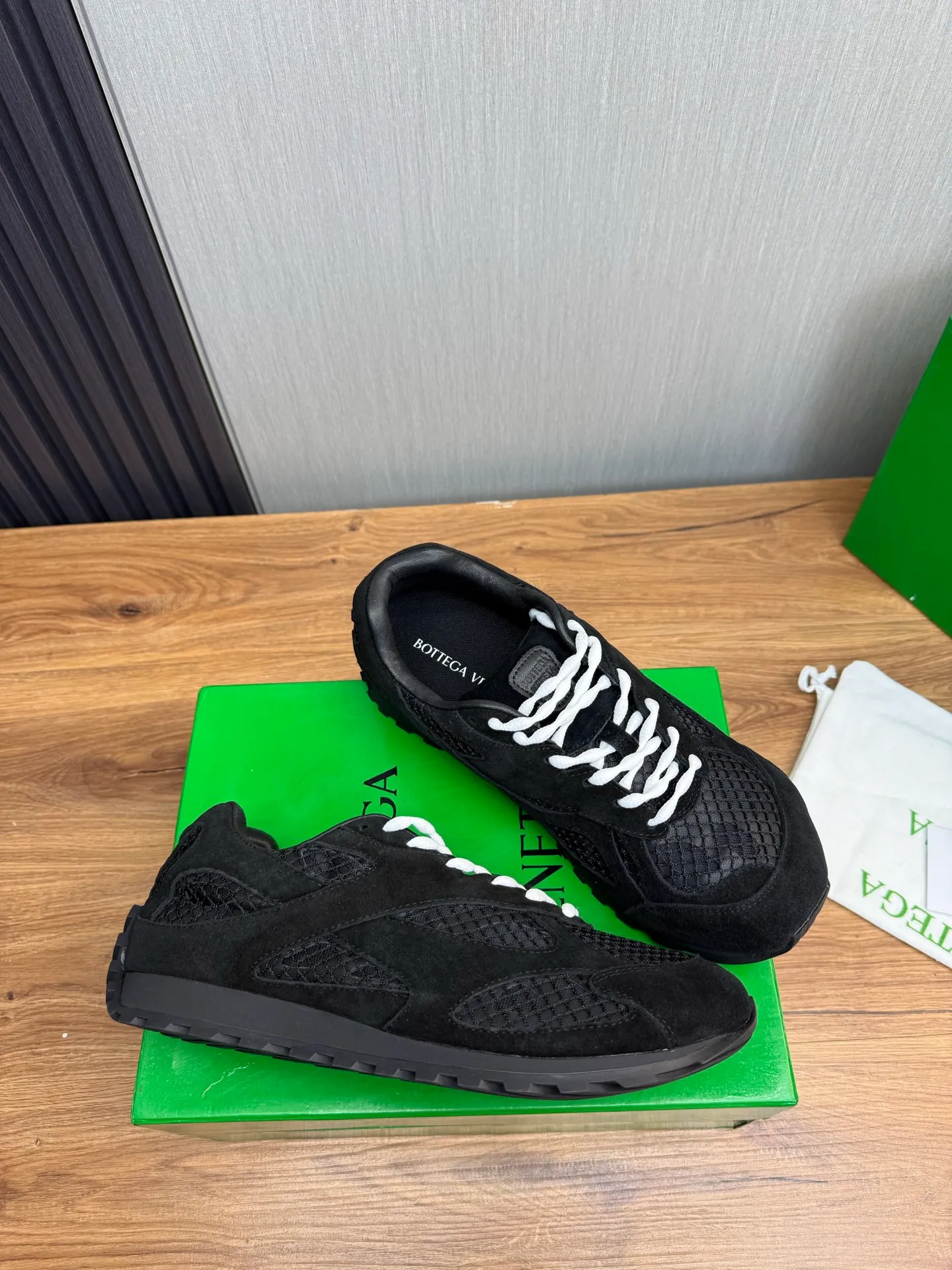Men's men's shoes 💰660💰Pili BV top version 𝘽𝙊𝙏𝙏𝙀𝙂𝘼 𝙑𝙀𝙉𝙀𝙏𝘼 Orbit sneakers Wang Yibo same style couple style dad shoes 🩷💚 Runner sneakers, made of lightweight technical mesh fabric. Features a geometric patterned rubber outsole. Pay attention to the package craftsmanship ❕ High version shipping ❗️ Very nice, durable to play with and durable to make ✔️ Standard version 💯💯 The outsole is made of color-blocked TPU outsole. Women’s model 35-41 (40 41 customized) Men’s model 39-46 (45.46 customized) Equipped with original packaging